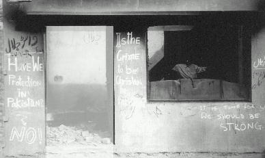 Graffiti egy elpusztított ház falán