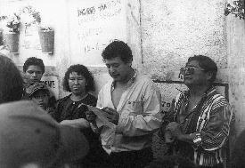 Maria Francisca (jobbról a 3.) - Manuel Saquic evangélikus lelkész özvegye - a férje lelkiüdvéért bemutatott könyörgõ istentiszteleten. Másnap õt is életveszélyesen megfenyegették.