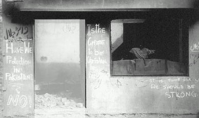 Graffiti egy elpuszt&iacute;tott h&aacute;z fal&aacute;n