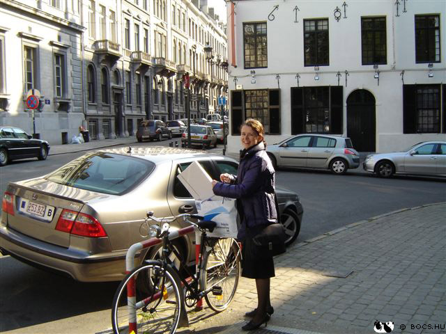 Küldd el ezt a képet egy E-card-ban! Jó példa: a szegény országok fejlõdéséért EU titkárság munkatársa kerékpárral jár dolgozni Brüsszelb