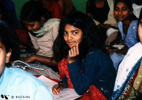 Küldd el ezt a képet egy E-card-ban! Az indiai falusi lányok iskoláztatása a leghatékonyabb segítés a jelen világválságban.