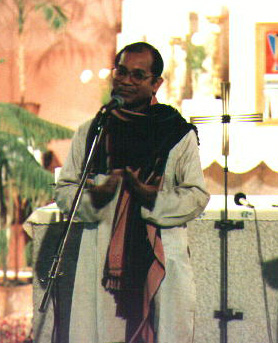 Cedric Prakash SJ (az E.S.P. igazgatója) beszél a székesfehérvári Jézus Szíve templomban.