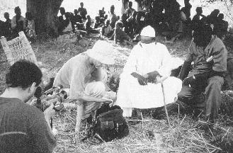 A ZDF operatõre filmre veszi John Eibner tárgyalását az arcát lepel mögé rejtõ rabszolgakereskedõvel.